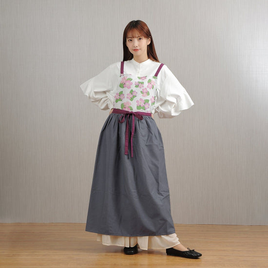 Long wide gathered apron with gold leaf pattern D-0005