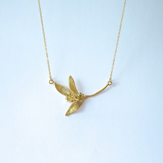 Soft curved necklace with golden osmanthus