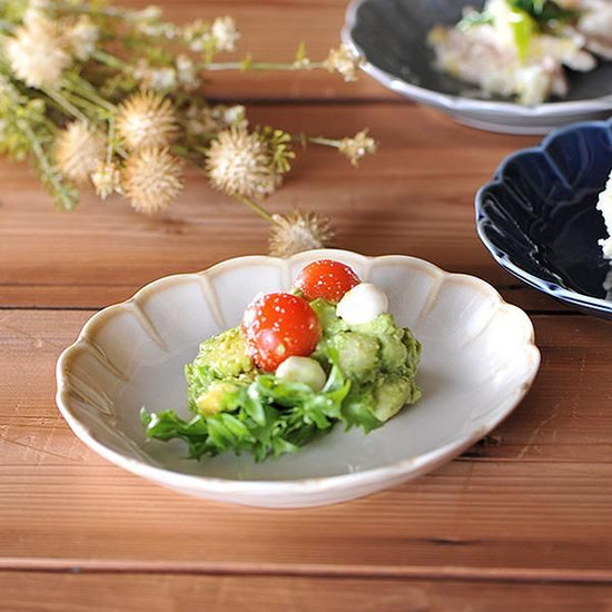 Fiore Cream Flower Shaped 16.5cm Dish, White Type, Western Tableware, Round Plate, Made in Japan, Minoyaki, Stylish.