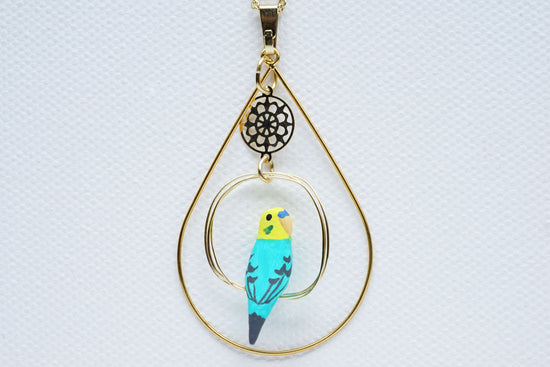 Pendant with one-rider Budgie (Emerald) with Surrounding Accessory