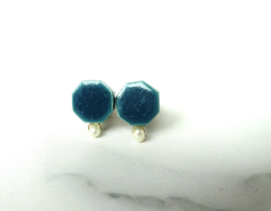 Ceramic pierce/earring with small octagons and small freshwater pearls (dark green)