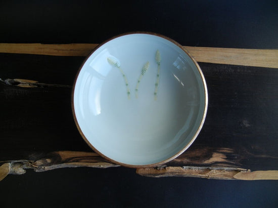 Flat bowl with gold-glazed earthenware brush