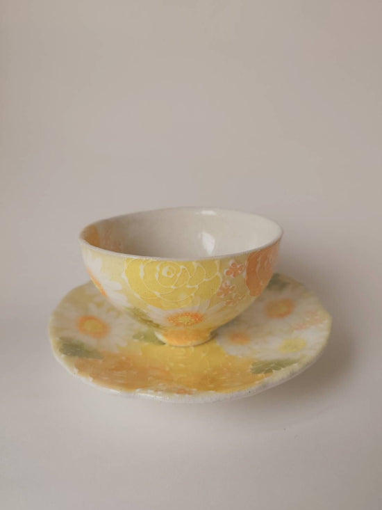 노란색으로 칠해진 꽃, 컵과 접시, 노란색 바탕에 마거리트를 연상시키는 흰색 꽃, 매우 밝은 노란색으로 칠해진 꽃