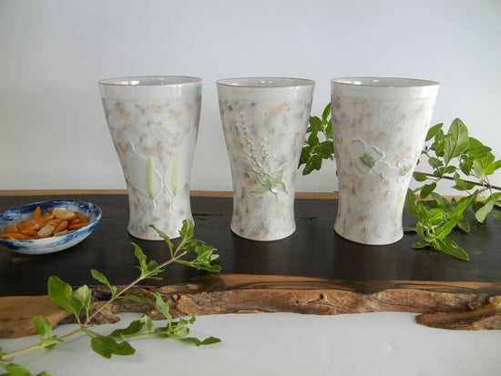 Beer glass with floral motifs in colored porcelain