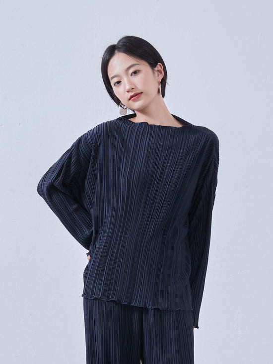 Pleated Cut and Sewn Long Sleeved Pullover