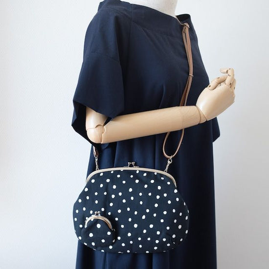 Dot-patterned shoulder bag with a clasp that suits adults


  ¥5,700