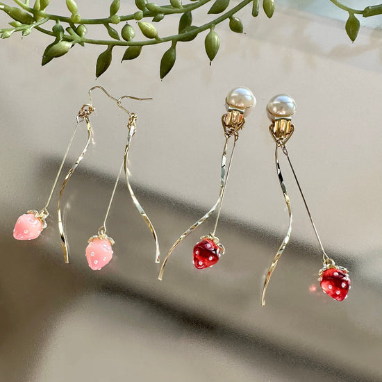 Pierced earrings and clip-on earrings with Wobbling Strawberries