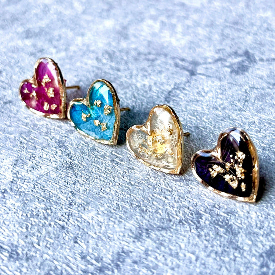 [Willija] Pierced earrings with petals and gold leaf hearts (MA)