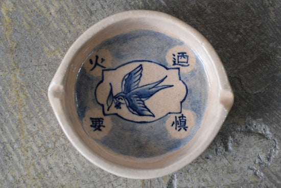 Ashtray: Swallow