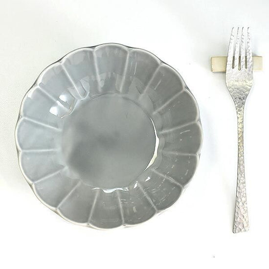 Fiore gray flower-shaped 17cm shallow bowl, grayish Western tableware, round bowl, made in Japan, Minoyaki, stylish.