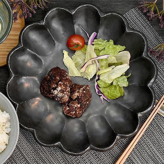 Rinka Black 21 Plate, black Japanese tableware, round medium plate, made in Japan, Minoyaki, stylish, modern.