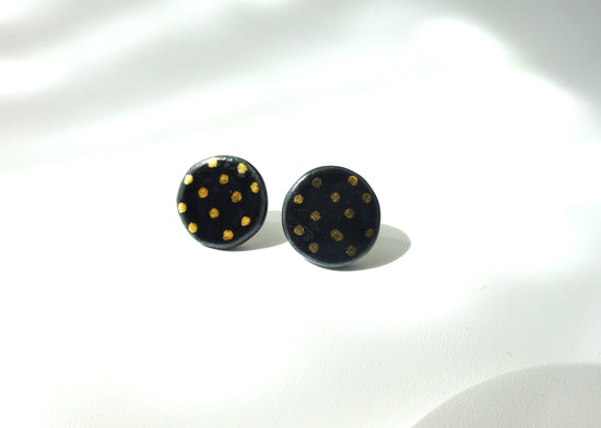 Gilt dot round pierce/earring (black)
