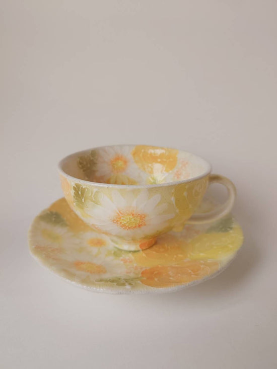 노란색으로 칠해진 꽃, 컵과 접시, 노란색 바탕에 마거리트를 연상시키는 흰색 꽃, 매우 밝은 노란색으로 칠해진 꽃