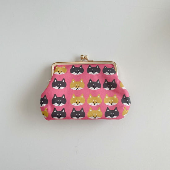 [A purse that fits comfortably in your hand with a red and a black Shiba parent-child clasp.


  2,300 yen