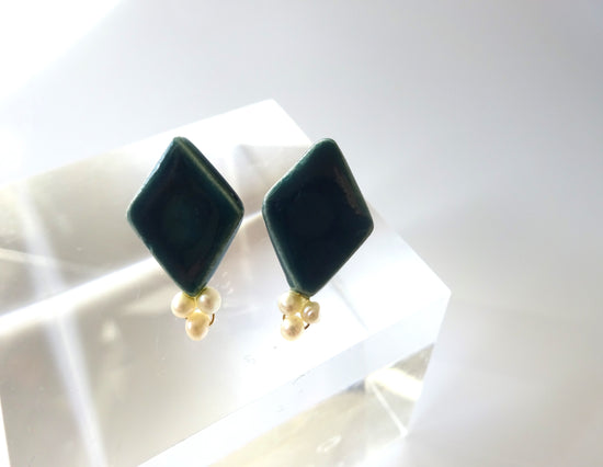 Hishigata Freshwater Pearl Pierced Earrings / Clip-on Earrings Dark Green