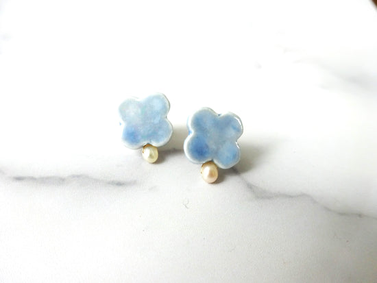 CLOVER and freshwater pearl pierced earrings/Clip-on earrings (light blue)