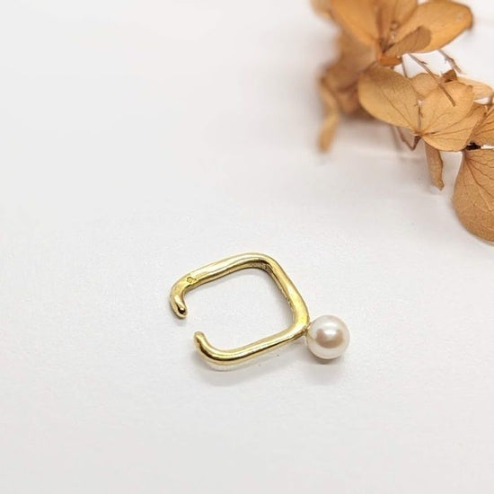 *Toast* small square ear cuffs -bress + pearls