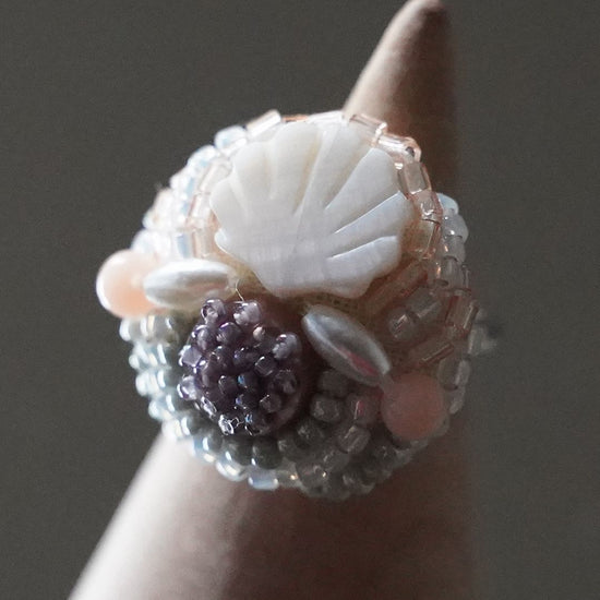 Talkative ring 3 free size bead embroidery ring shell white pastel