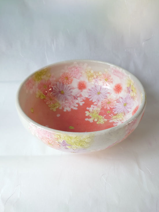 꽃무늬가 섬세하게 그려진 유즈리하 그릇.