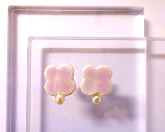 CLOVER and Freshwater Pearl Pierced Earrings / Clip-on earrings Orchid