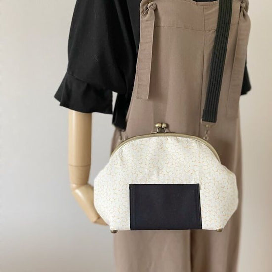 Zesshin Onigiri large shoulder bag with a clasp - white rice ¥8,100