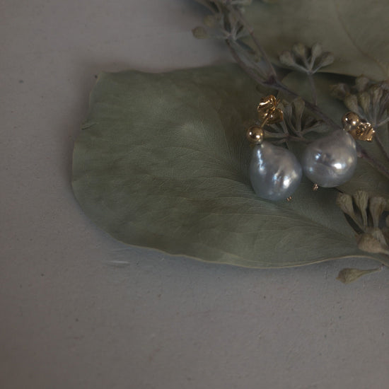 [14kgf]Pierced earrings - white butterfly pearl (baroque gray)