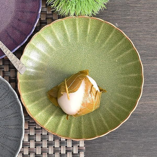 Olive chrysanthemum-shaped serving dish, greenish Western tableware, shaped plate, made in Japan, Minoyaki, stylish.