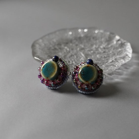 Clip-on earrings with beaded embroidery Pierced earrings 20 green blue purple large size Surgical stainless steel One-of-a-kind unique