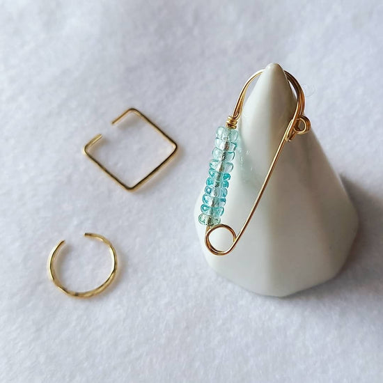 SAFETY PIN ear cuff (apatite)