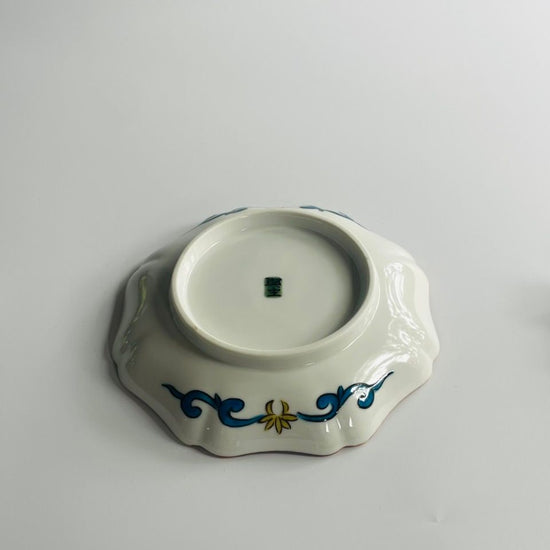 [Eisyou] 5"-wide floral plate with white flower design on yellow ground