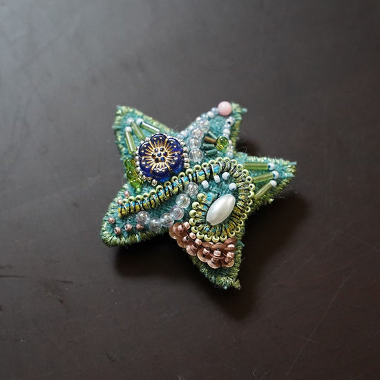 Christmas ornament. Very lightweight star brooch with bead embroidery. 3 green.