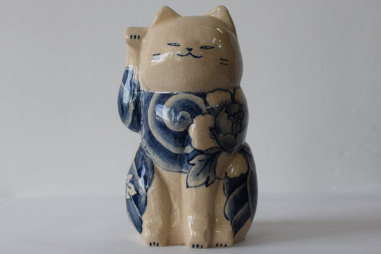 Maneki neko (beckoning cat) Peony and lion