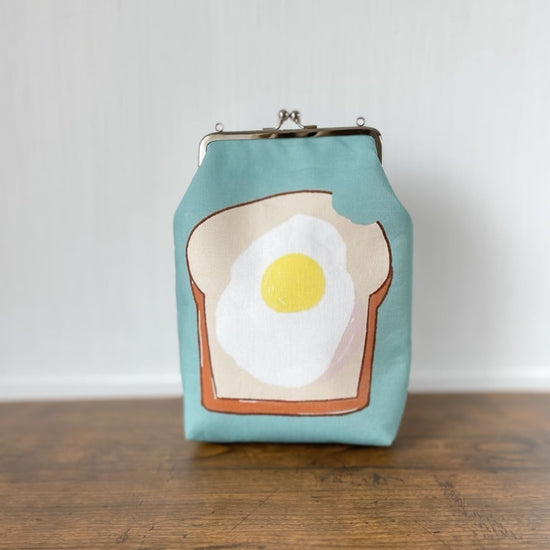 [Free personalization] "Toast with a half-boiled egg" shoulder bag for smartphone ¥4,400