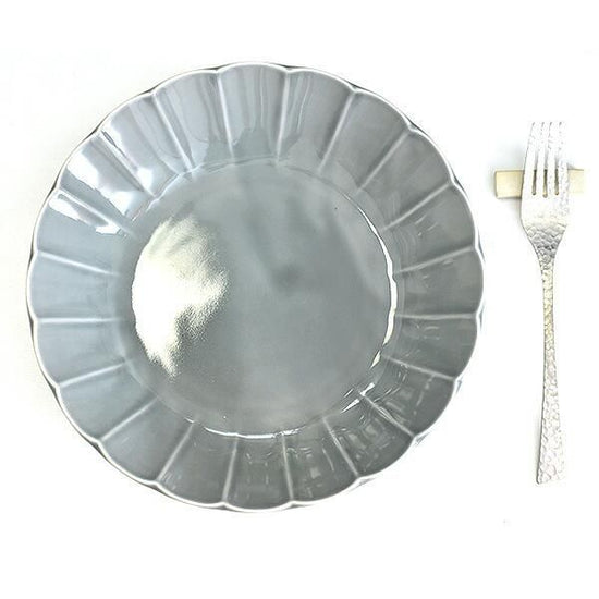 Fiore gray flower-shaped 24cm deep dish, grayish Western tableware, round plate, made in Japan, Minoyaki, stylish.
