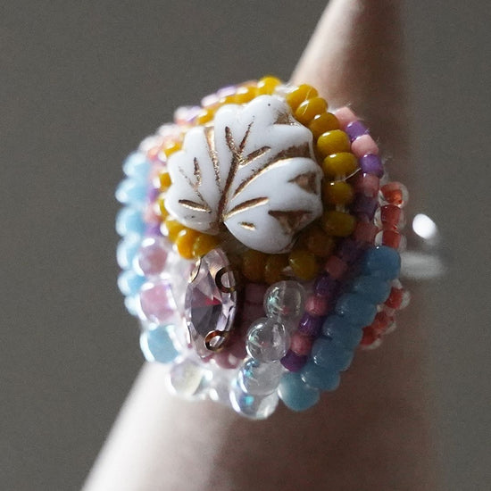 Chatty ring 46 free size beaded embroidery ring leaf white blue colorful multicolor