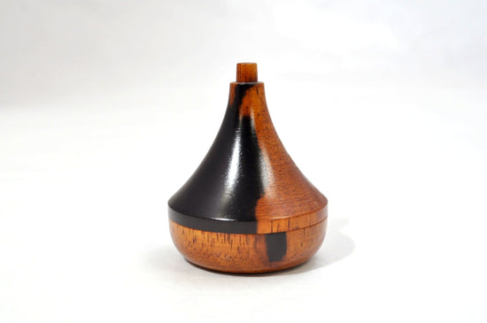 Yamanaka Lacquer Ware Kashoan [incense container with black persimmon and dried net].