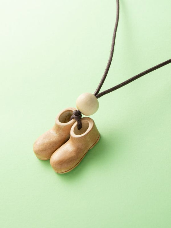 Wood boot necklace (2 colors)