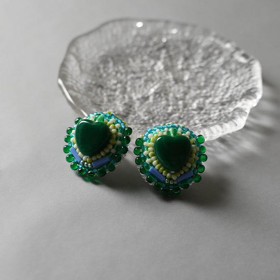 Beaded embroidery Clip-on earrings Pierced earrings 38 Green heart pop large Surgical stainless steel One-of-a-kind unique