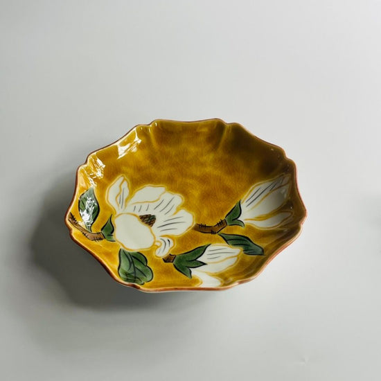 [Eisyou] 5"-wide floral plate with white flower design on yellow ground