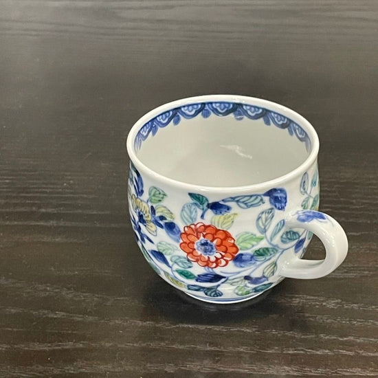 [Moe Kiln] Mug with design of flowers in overglaze enamels