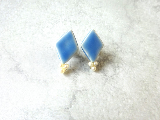 hishigata freshwater pearl pierced earrings/Clip-on earrings (light blue)