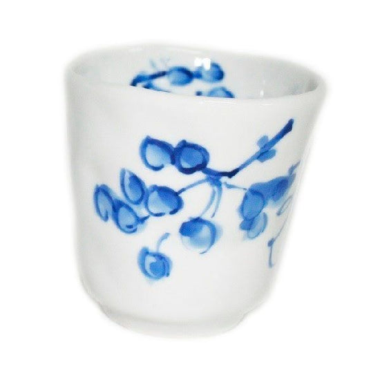 [Eisyou] Teacup with a design of a mountain backdrop, hand-decorated in underglaze blue