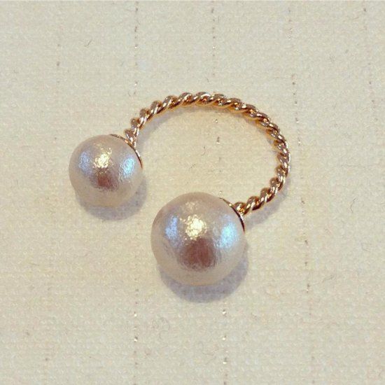 Cotton pearl W ring