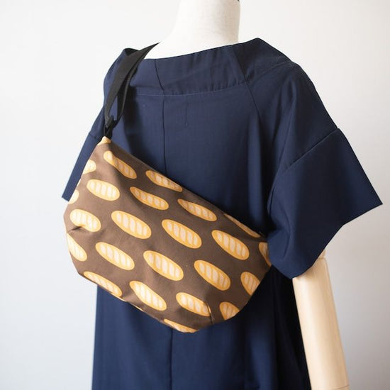 French bread-patterned body bag ¥4,000