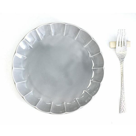 Fiore gray flower-shaped 21.5cm dish, grayish Western tableware, round plate, made in Japan, Minoyaki, stylish.