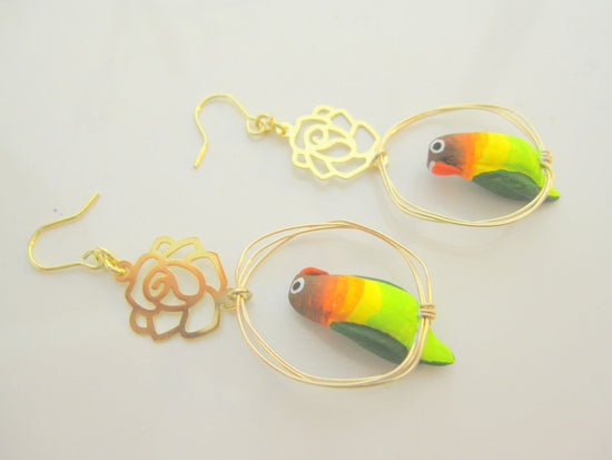 Pierced earrings and clip-on earrings with Luricose Button Parrot Flower parts riding on a Ring