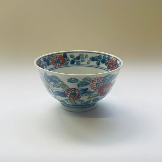 [Moe Kiln] Rice bowl with floral design in overglaze enamels