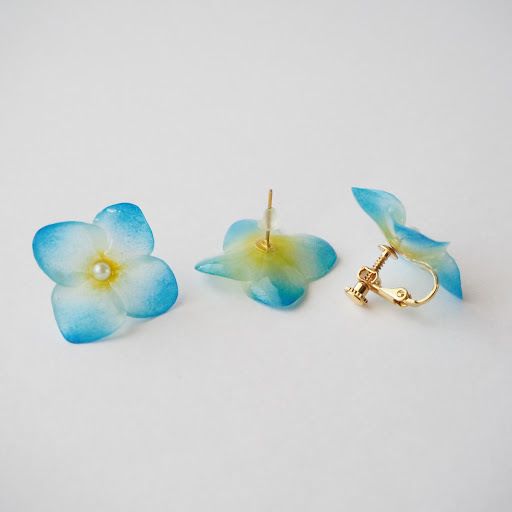 Transparent Japanese paper hydrangea Pierced earrings / Clip-on earrings (blue)
