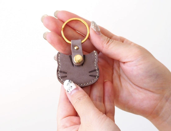 Key chain that can hold a 500-yen coin, cat-shaped, tiger pattern, genuine leather