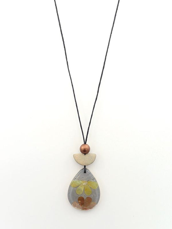 Shell resin flower teardrop necklace